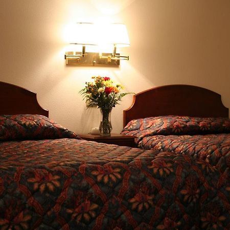 University Inn Сийдър Фолс Екстериор снимка