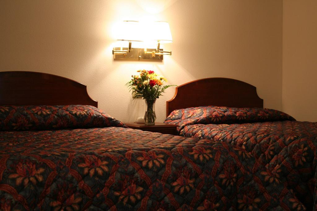 University Inn Сийдър Фолс Екстериор снимка