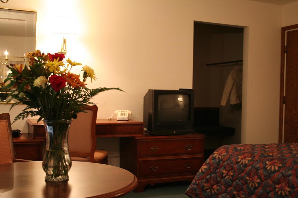 University Inn Сийдър Фолс Екстериор снимка