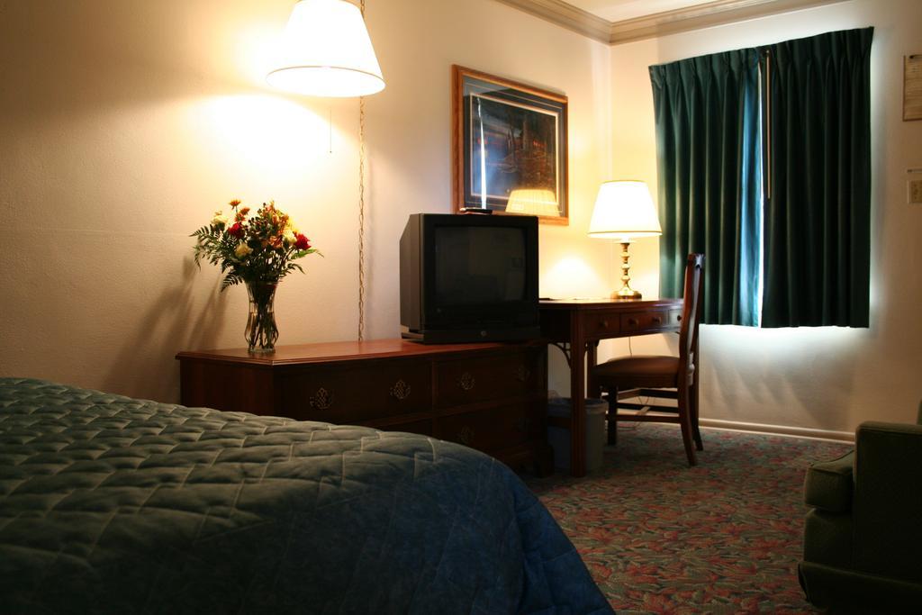 University Inn Сийдър Фолс Екстериор снимка