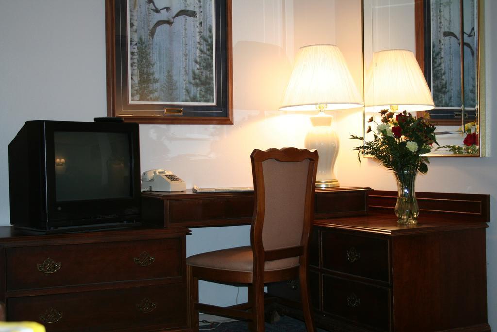 University Inn Сийдър Фолс Екстериор снимка
