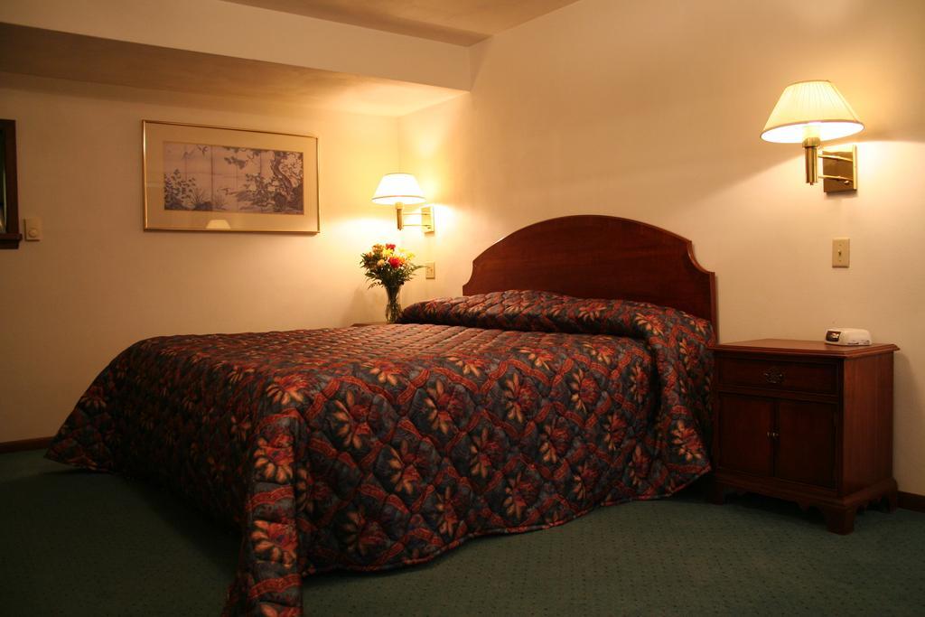 University Inn Сийдър Фолс Екстериор снимка