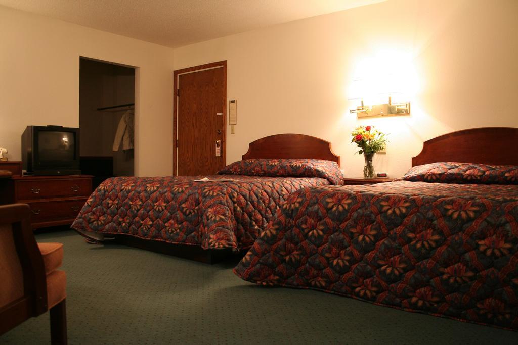 University Inn Сийдър Фолс Стая снимка